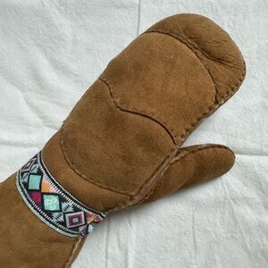 Aritzia TNA - Real Sheepskin Mittens - Size M/L